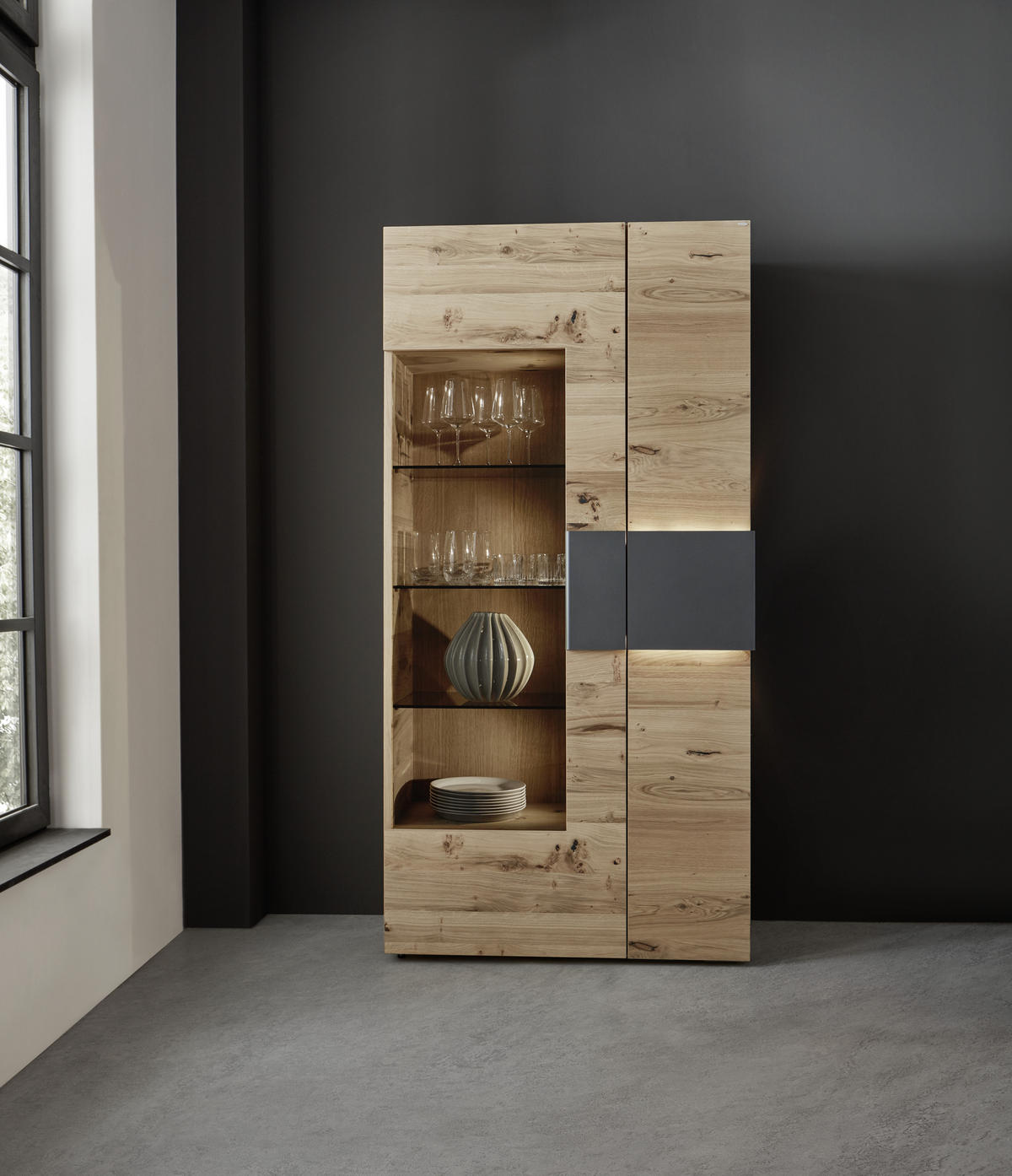 VITRINE in furniert, mehrschichtige Massivholzplatte (Tischlerplatte) Wildeiche Anthrazit, Eichefarben  - Eichefarben/Anthrazit, Natur, Glas/Holz (97,2/194/43,5cm) - Voglauer