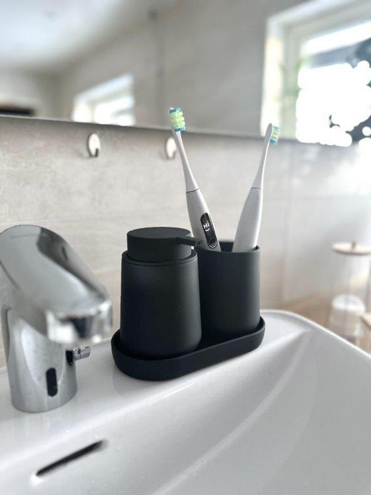 LONČEK ZA ZOBNE ŠČETKE - črna, Basics, umetna masa (4,5/10/4,5cm) - Smedbo