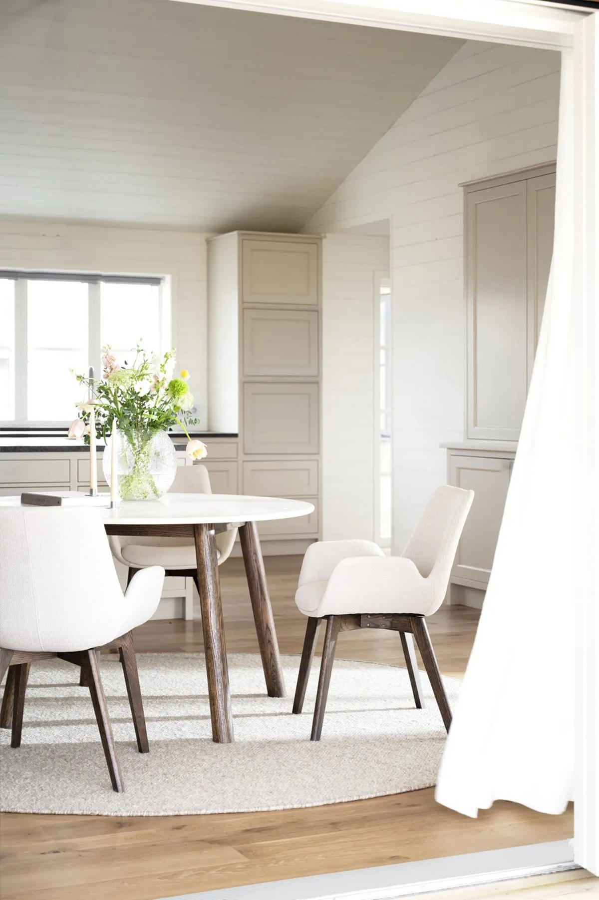 STOL MED ARMSTÖD     - beige/brun, Klassisk, trä/textil (59/81/59cm) - Rowico