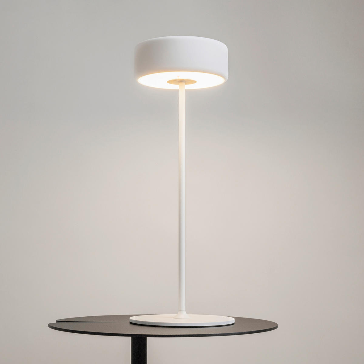 AKKU-TISCHLEUCHTE - Weiss/Goldfarben, Design, Metall (12/34,5cm) - MAYTONI