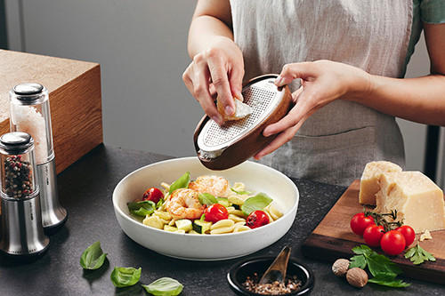 KÄSEREIBE Parmezo  - Silberfarben/Walnussfarben, Design, Holz/Metall (15/9/4cm) - Gefu