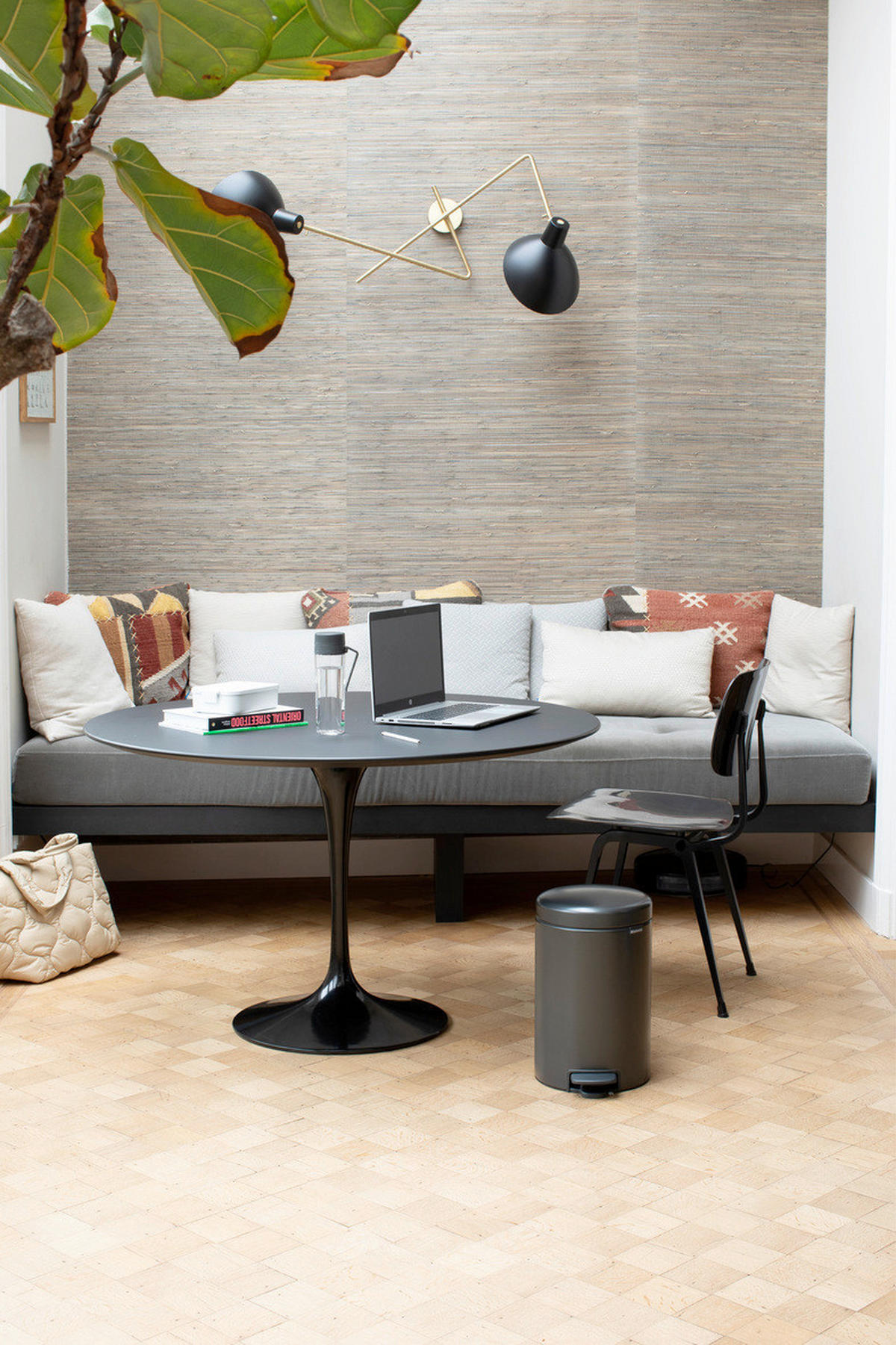 KOŠ S NOŽNOM PAPUČICOM  12 l  New Icon  - tamno siva/antracit, Basics, metal/plastika (25.1/41.1/33.8cm) - Brabantia