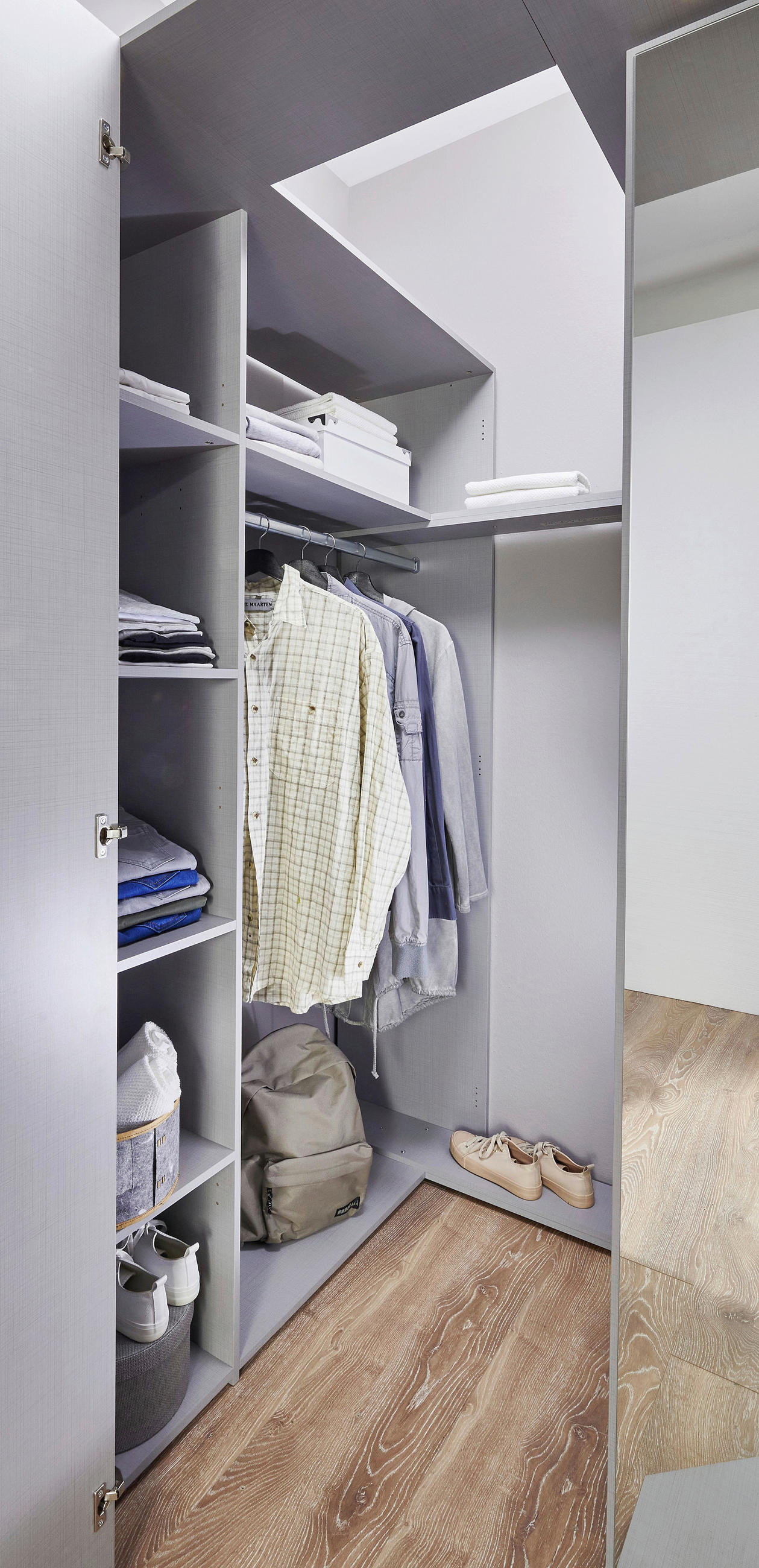BEGEHBARER ECKSCHRANK in - Weiss/Schwarz, Basics, Holzwerkstoff/Metall (135,2/197/127cm) - Boxxx