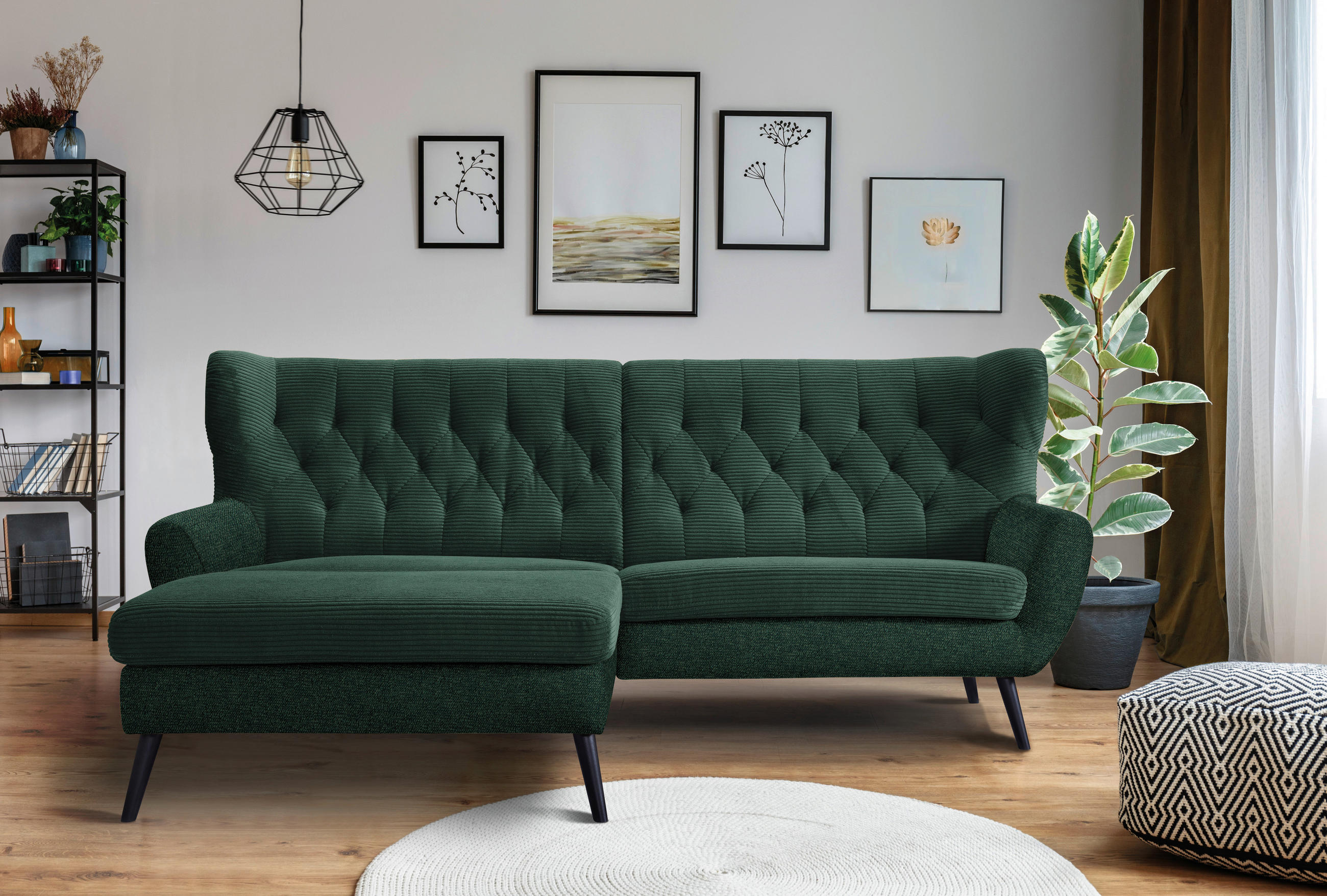 Stylife ECKSOFA Grün Cord, links davon: Regal in schwarz, rechts davon: Hochflorteppich in weiß, Topfpflanze in grün, Bild in weiß in hellem Wohnzimmer.