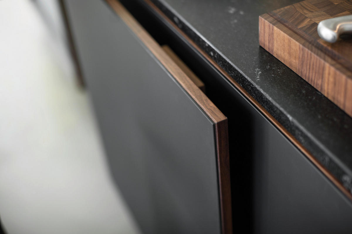 EINBAUKÜCHE   - Nussbaumfarben, Natur, Holz - TEAM 7