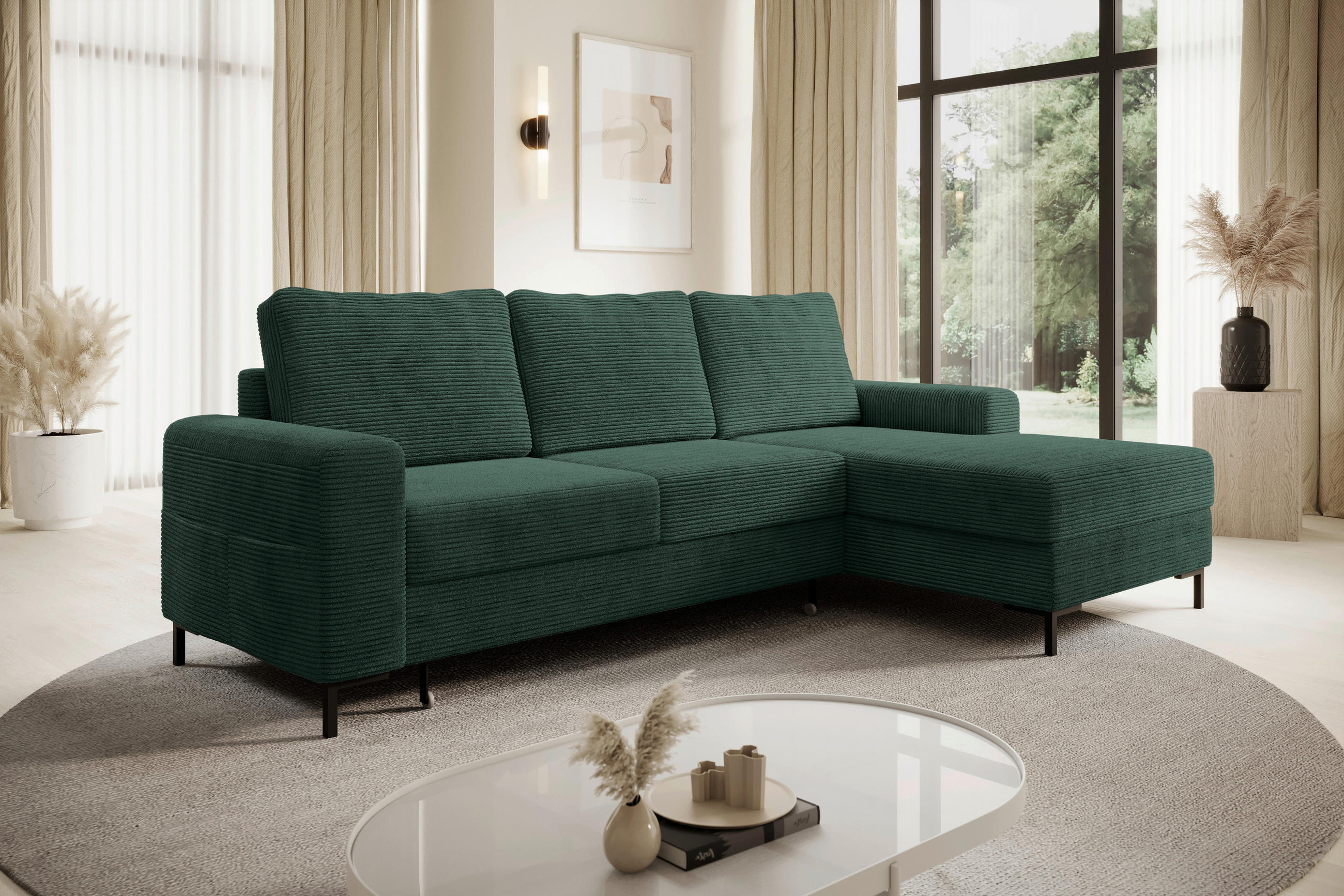 Carryhome ECKSOFA Dunkelgrün Cord, links davon: Store, Topfpflanze in weiß, rechts davon: Couchtisch in weiß, Gardine in hellem Wohnzimmer.