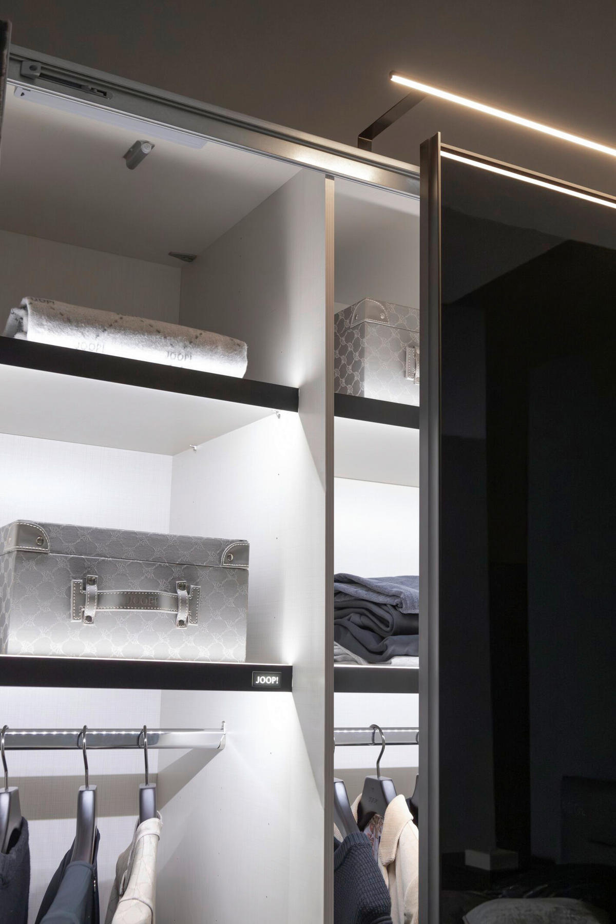 SCHWEBETÜRENSCHRANK in Anthrazit, Schwarz  - Anthrazit/Schwarz, Design, Glas/Holzwerkstoff (323/222/68cm) - Joop!