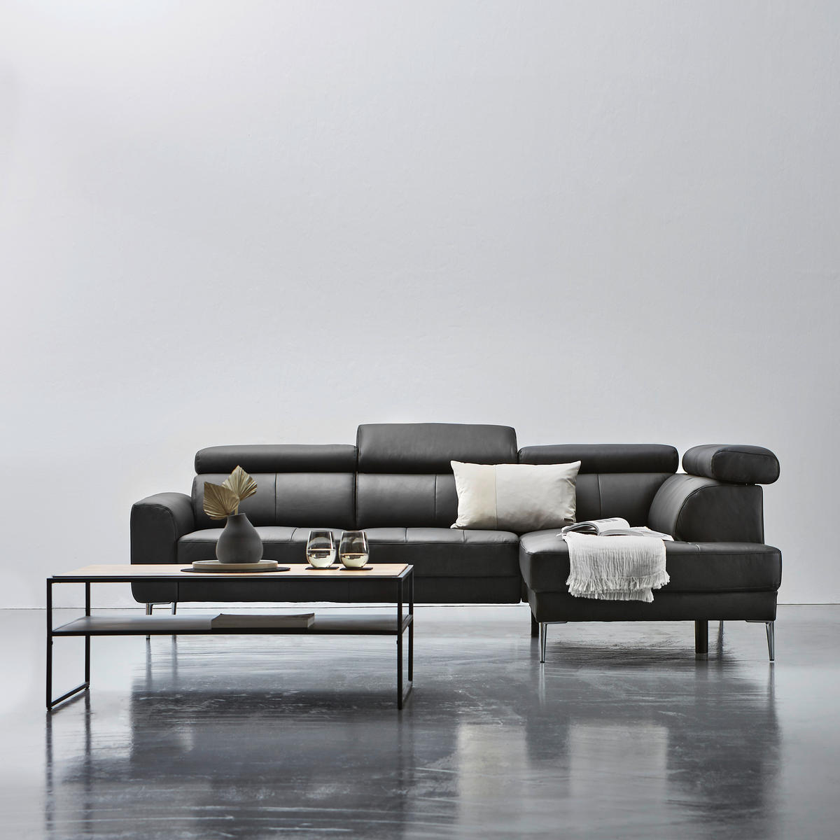 CloseUp von Hom`in ECKSOFA Schwarz Echtleder.