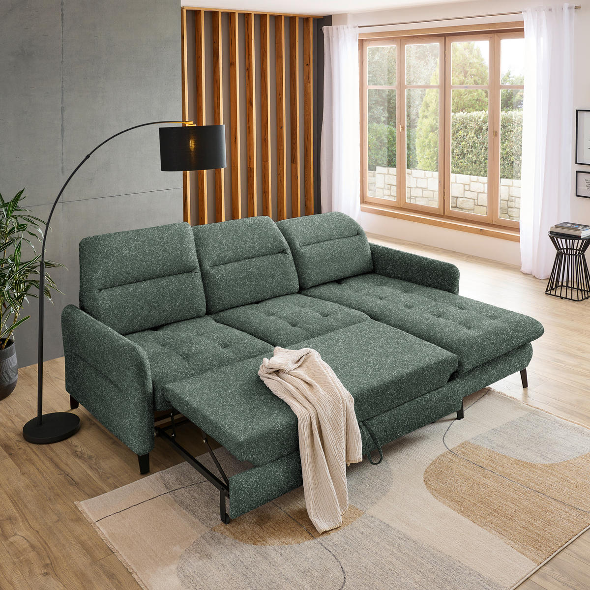 Livetastic ECKSOFA Grün Plüsch, rechts davon: Hochflorteppich in grün, Gardine, Decke in grün, Store in weiß in hellem Wohnzimmer.