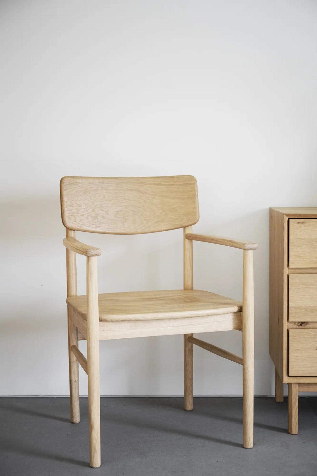 STOL MED ARMSTÖD     - ekfärgad, Klassisk, trä (56/86/52cm) - Rowico