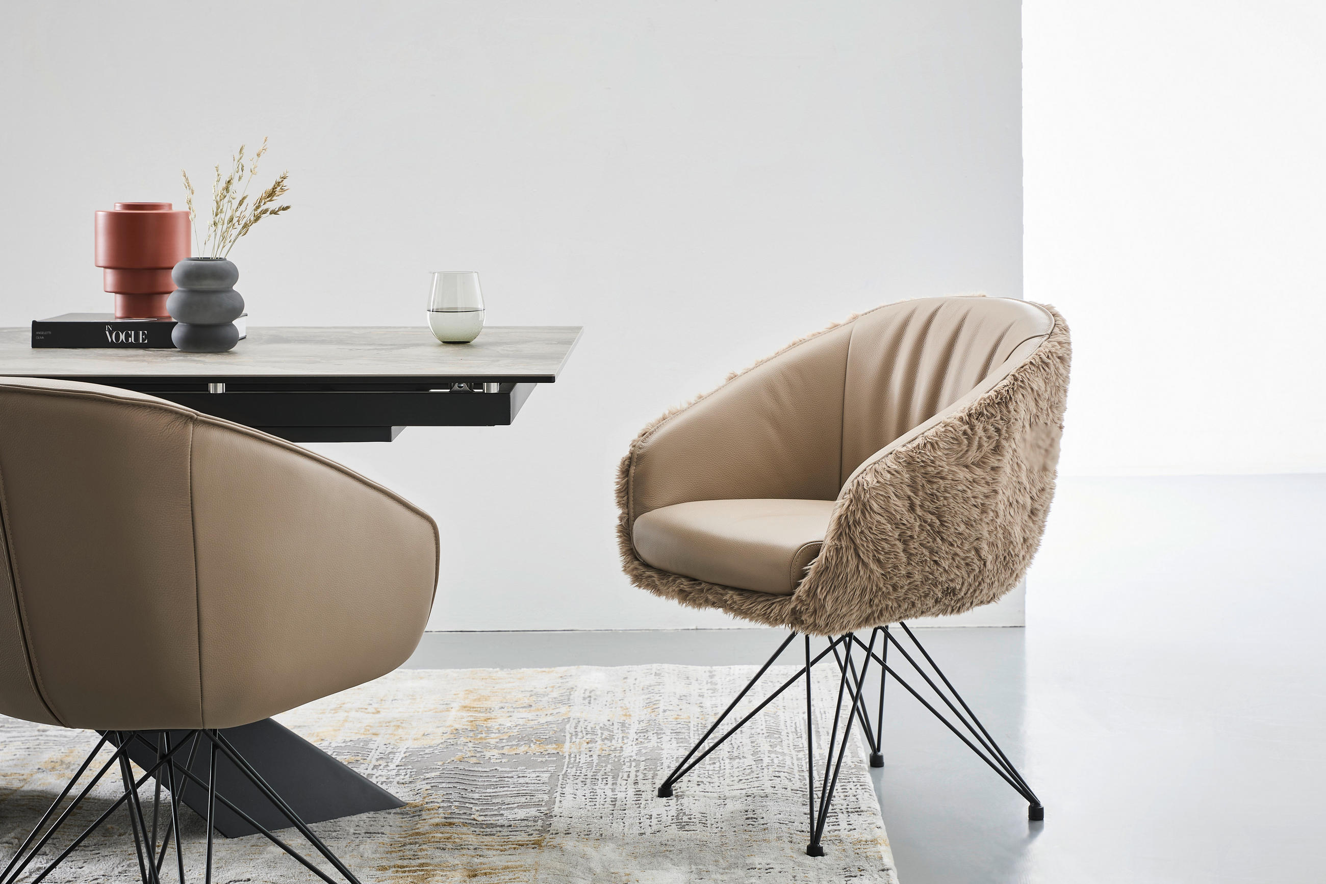 STOL MED ARMSTÖD järn teddy tyg äkta läder pigmenterad  - svart/taupe, Design, metall/läder (59,5/83,5/63,5cm) - Emilio Belluti