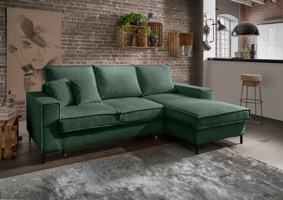 Livetastic ECKSOFA Dunkelgrün Cord, links davon: Hochflorteppich in grau, Bild in grün, rechts davon: Kissen in grün, Plissee in weiß in dunklem Wohnzimmer.