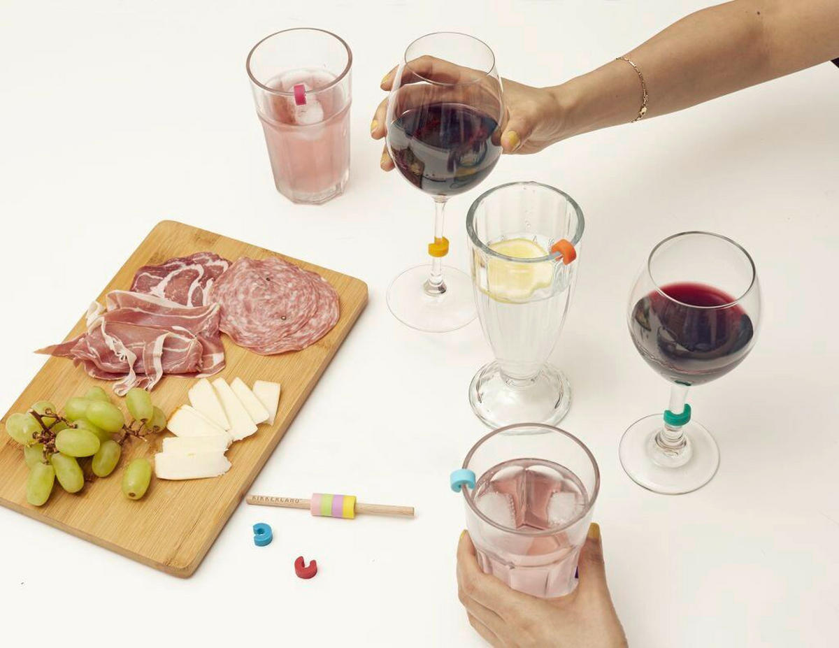 SADA ZNAČIEK NA POHÁRE - viacfarebná, Basics, drevo/plast (1,7/16,9/8,5cm) - Kikkerland