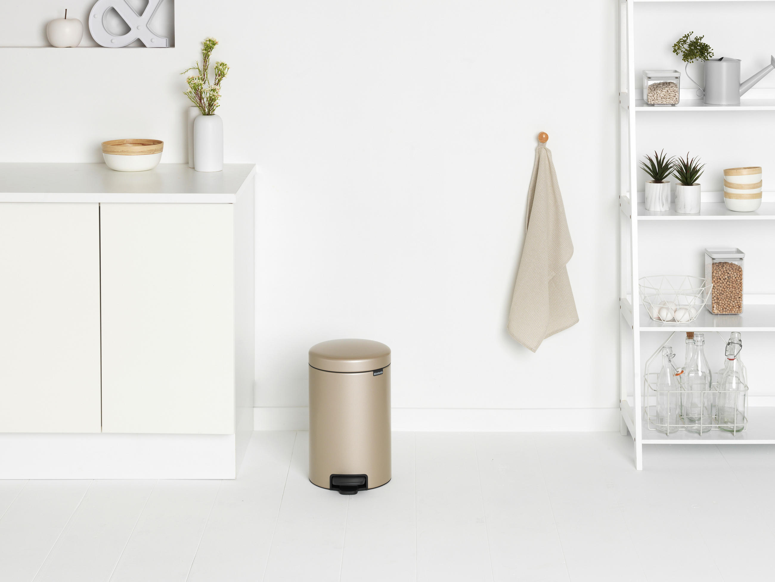 PEDÁLOS SZEMETES 12 l  - fekete/arany, Basics, műanyag/fém (12l) - Brabantia