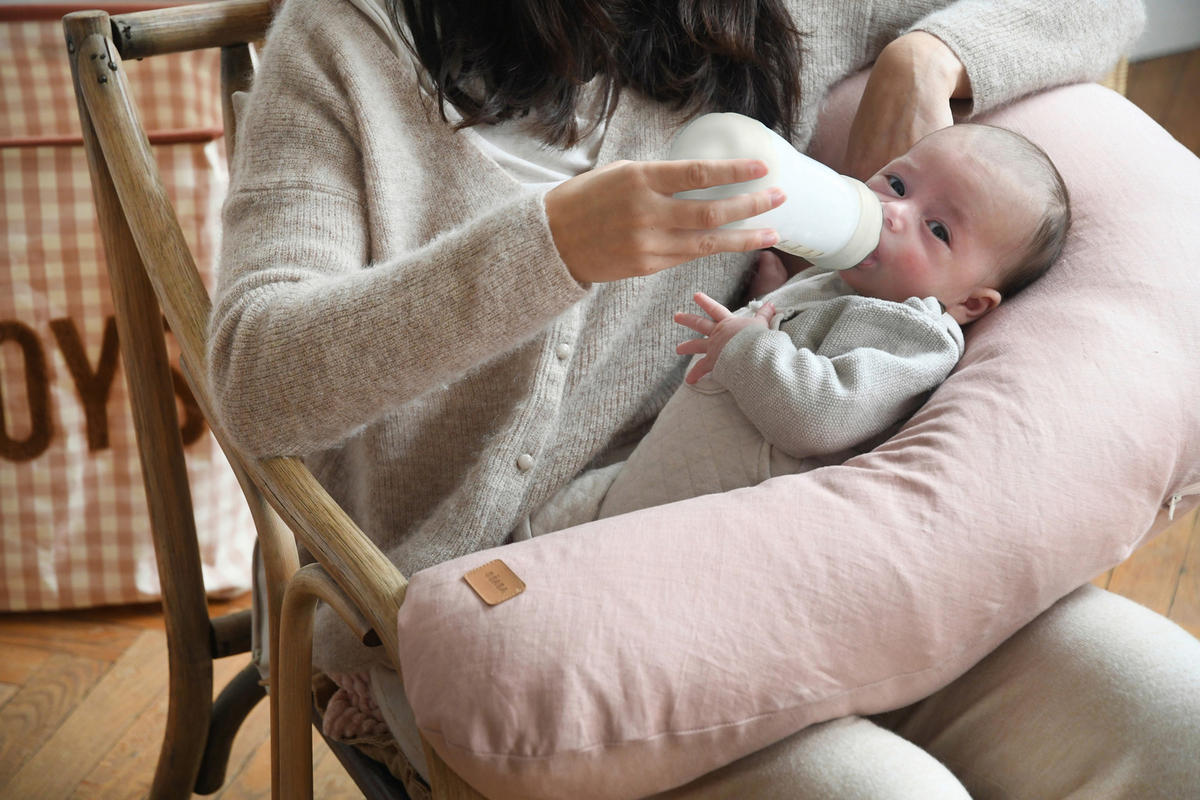 KOJICÍ POLŠTÁŘ - starorůžová, Konvenční, textil (170/39/15cm) - Beaba