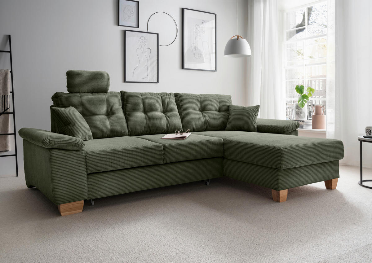 Livetastic ECKSOFA Dunkelgrün Cord, links davon: Kissen in grün, rechts davon: Store in weiß, Bild in weiß, Deckenbeleuchtung in hellem Wohnzimmer.