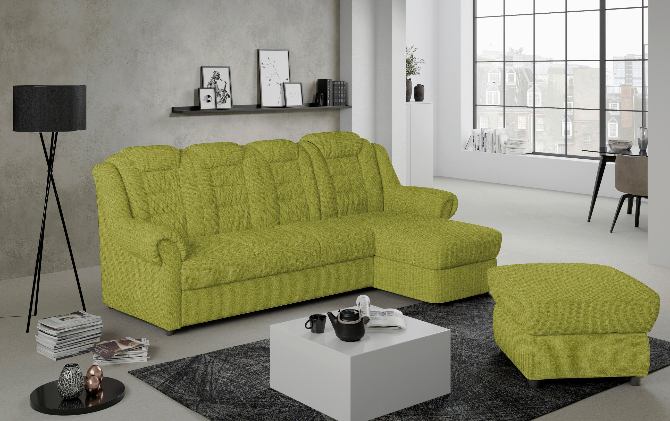 Livetastic ECKSOFA Grün Chenille, links davon: Stehleuchte, Lektüre, rechts davon: Hochflorteppich in grau, Couchtisch in hellem Wohnzimmer.