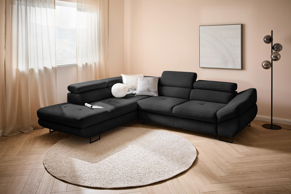 Hom`in ECKSOFA Schwarz Webstoff, links davon: Hochflorteppich, Gardine, Store in weiß, rechts davon: Bild in weiß in hellem Wohnzimmer.