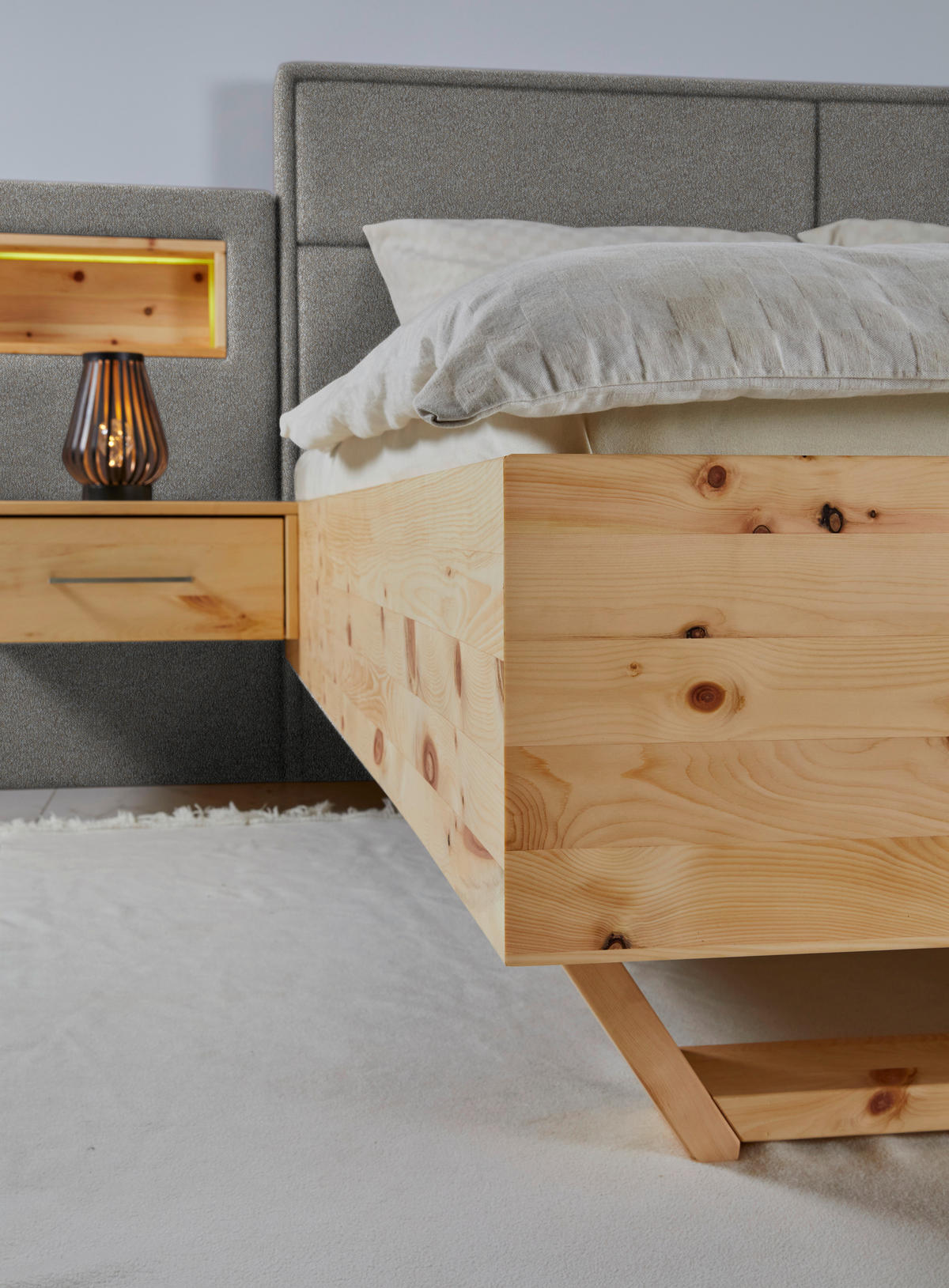 BETT 180/200 cm  in Zirbelkieferfarben, Greige   - Greige/Zirbelkieferfarben, Natur, Holz/Textil (180/200cm) - Valnatura