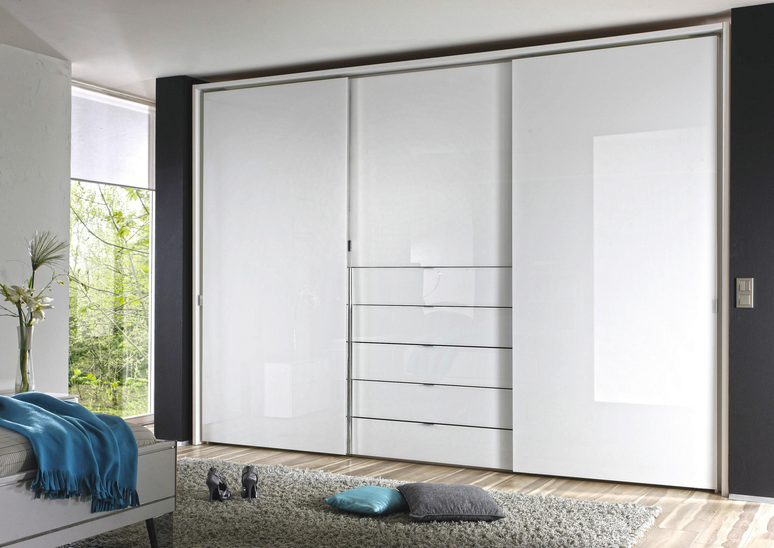 SCHWEBETÜRENSCHRANK in Weiss  - Chromfarben/Weiss, Design, Glas/Holzwerkstoff (336/240/68cm) - Moderano