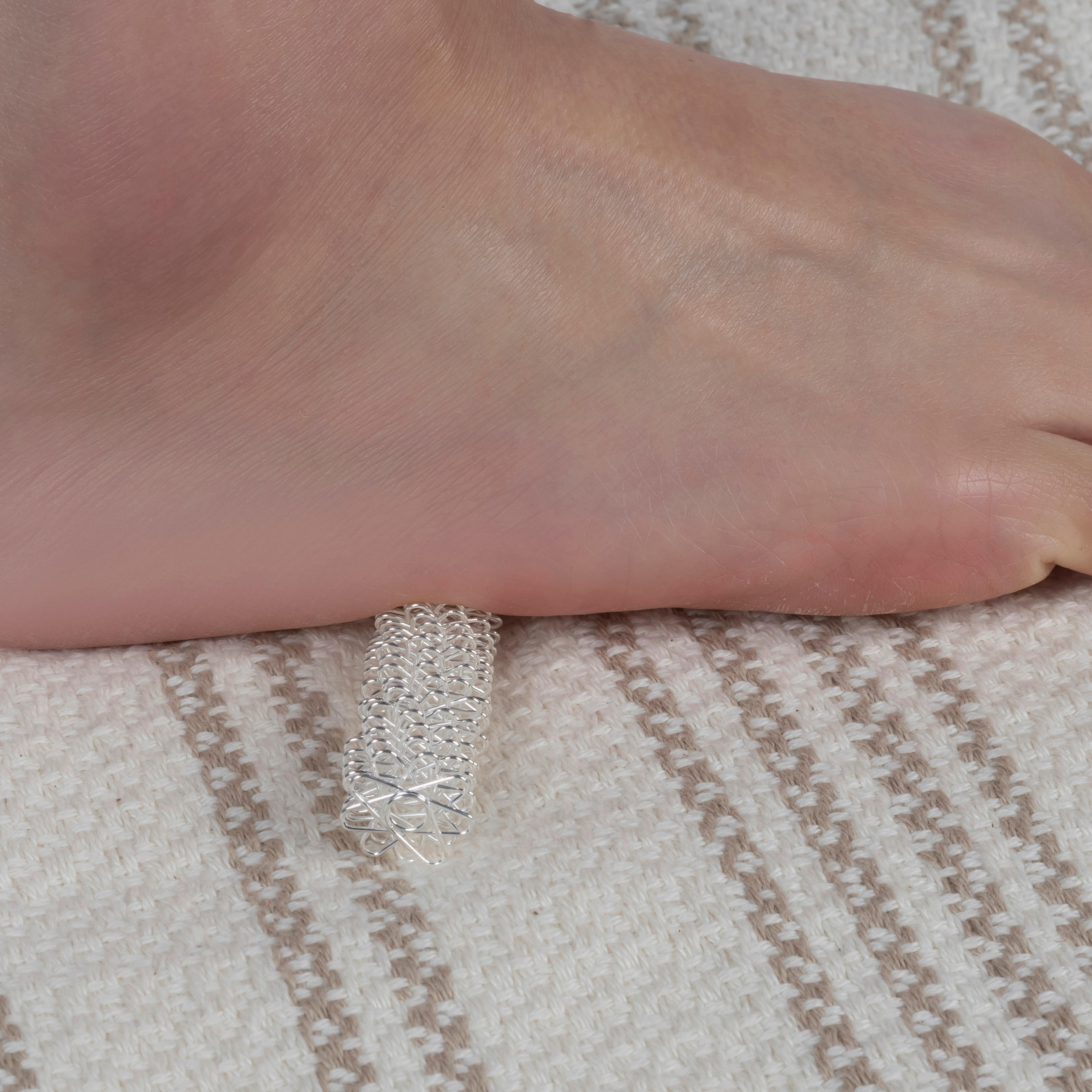 MASÁŽNÍ PŘÍSTROJ NA RUCE  - světle šedá, Basics, kov (2/17,6/14cm) - Kikkerland