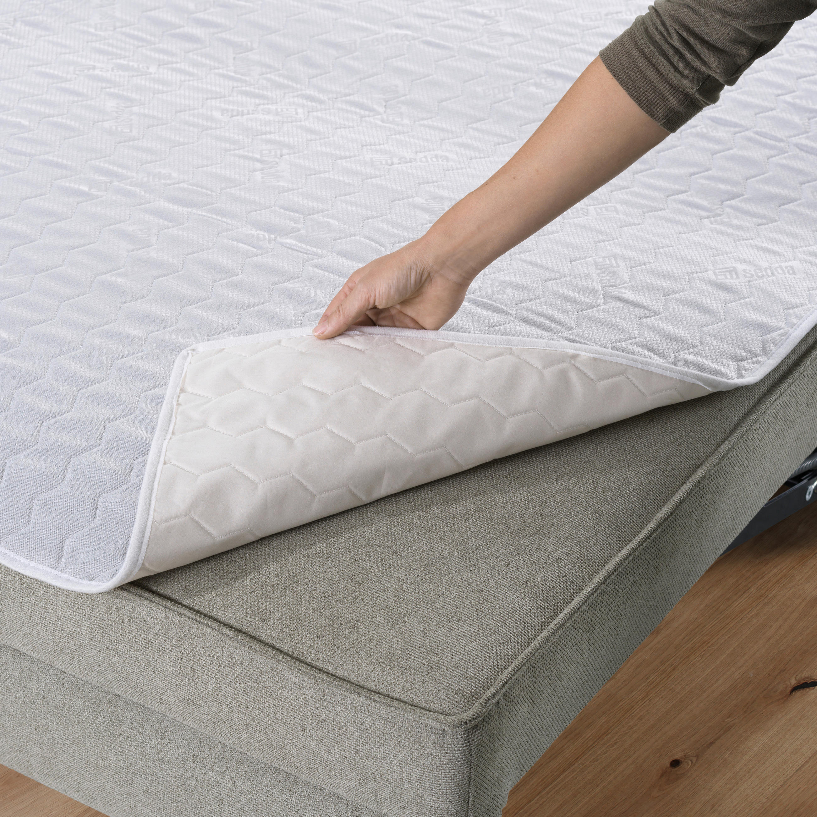 CloseUp von Sedda ECKSOFA Olivgrün Chenille.