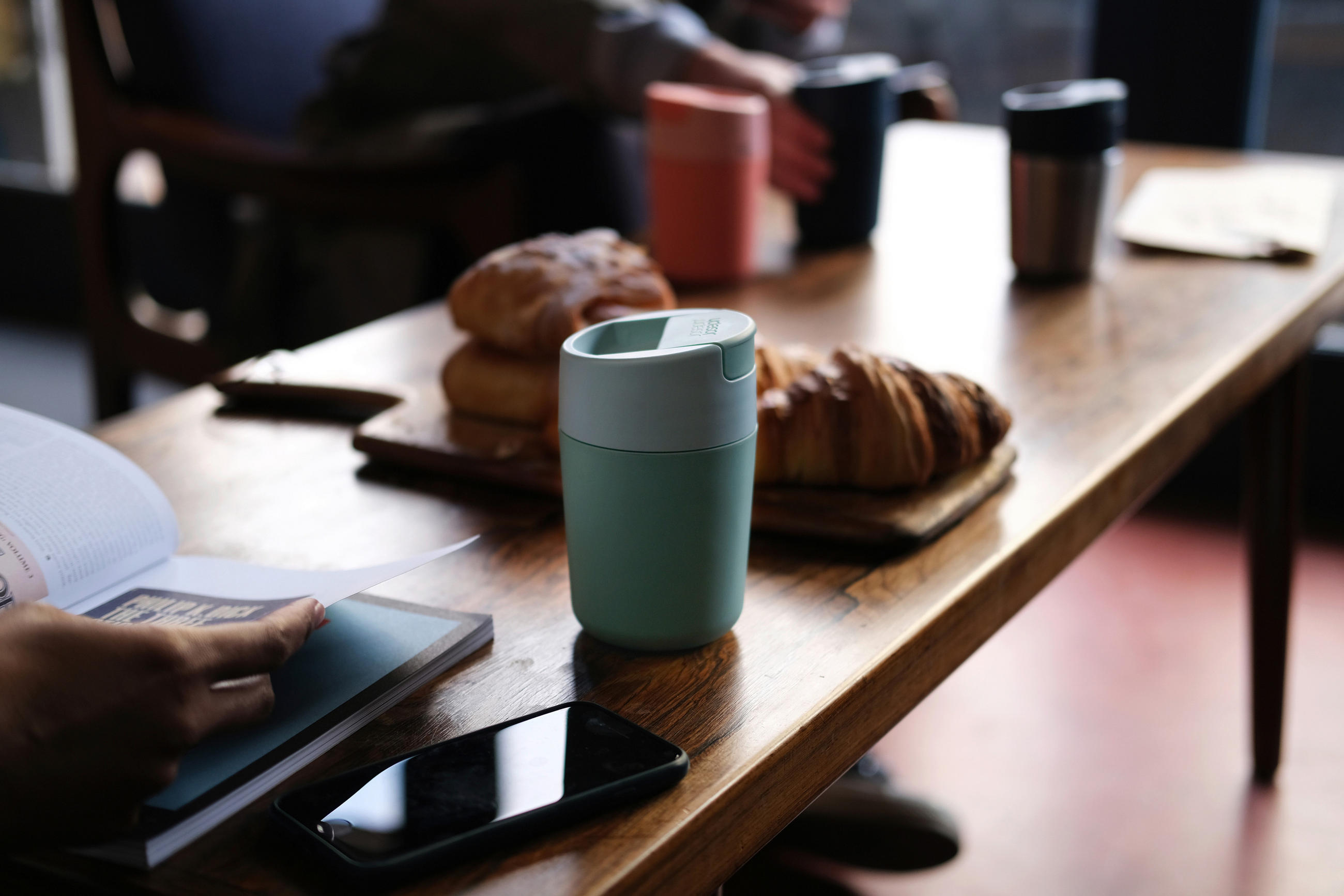 LONČEK ZA NA POT    0,34 l       - zelena, Basics, umetna masa (8,2/13,6/8,2cm) - Joseph Joseph