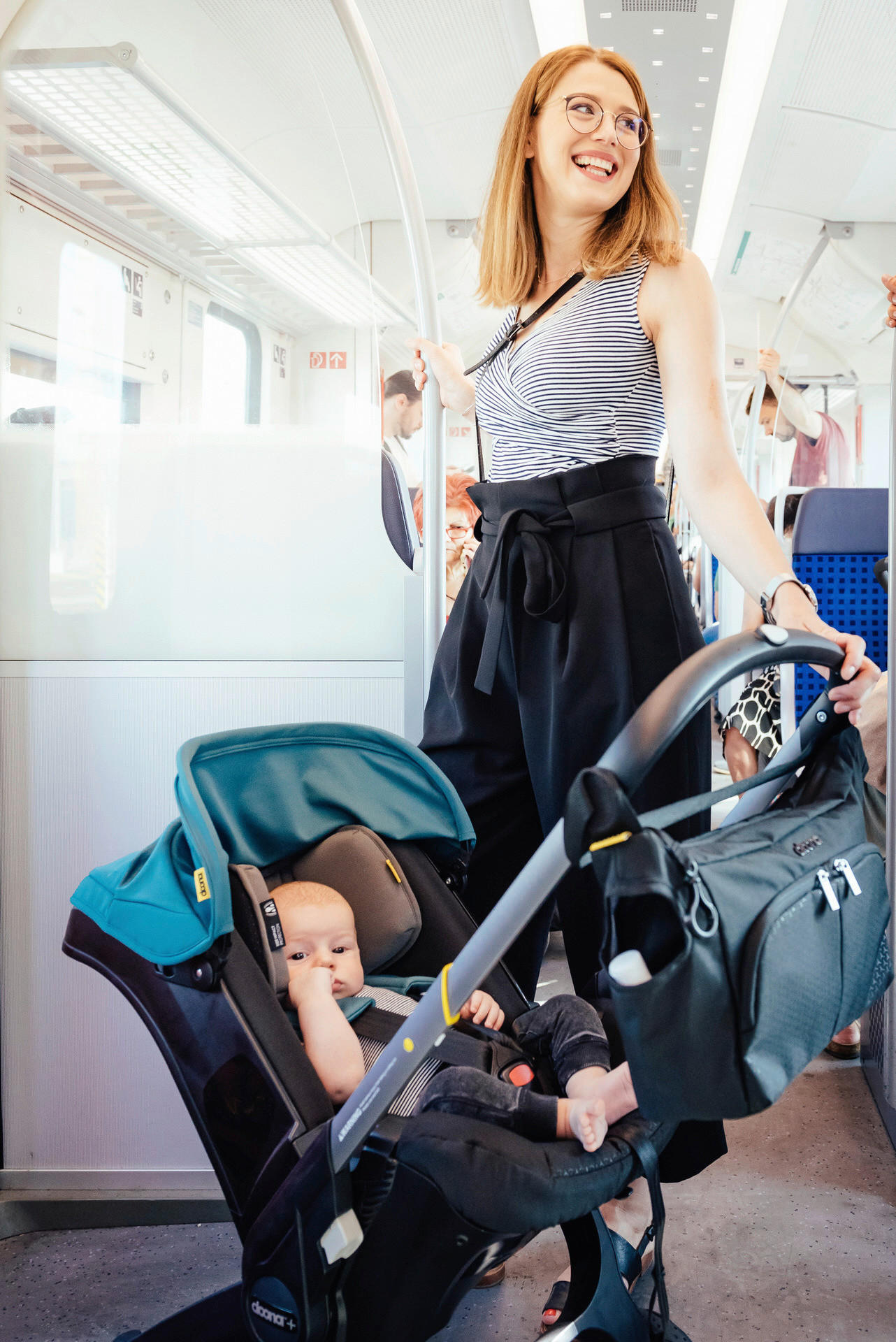 Коляска для самолета. Коляска для самолета. Детские коляски для аэропорта. Складная детская коляска в самолет. Коляска в салон самолета.