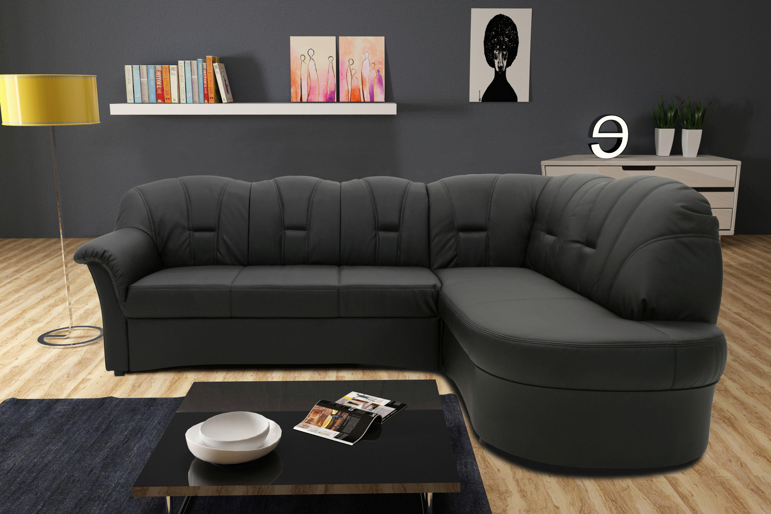 MID.YOU ECKSOFA Schwarz Lederlook, links davon: Couchtisch, rechts davon: Nachttisch, Lektüre in schwarz, Bild in schwarz in dunklem Wohnzimmer.