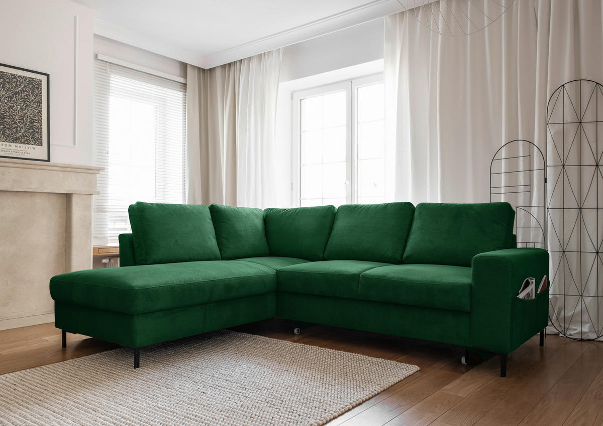 MID.YOU ECKSOFA Smaragdgrün Cord, links davon: Webteppich in grün, Bild, Gardine in weiß, rechts davon: Store in weiß in hellem Wohnzimmer.