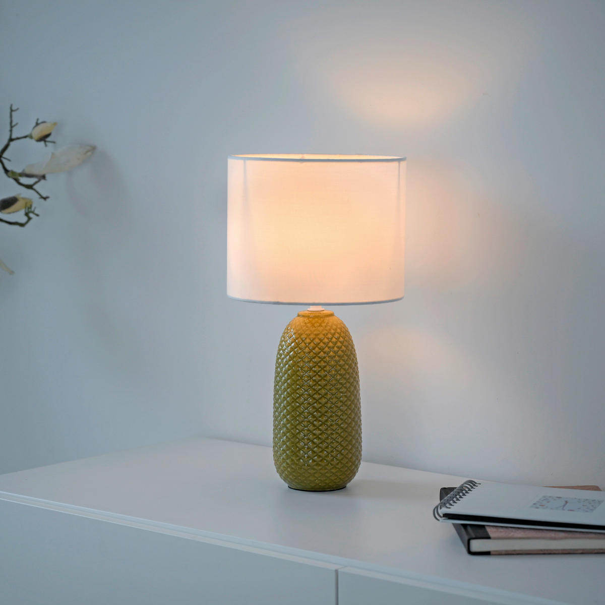 TISCHLEUCHTE PINE 20/20/38 cm  - Currygelb/Weiß, Design, Glas/Kunststoff (20/20/38cm)