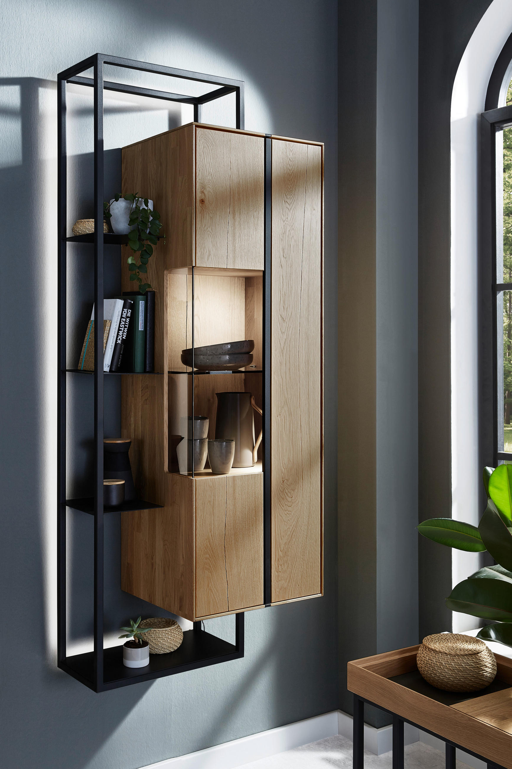HÄNGEVITRINE in massiv Wildeiche, Balkeneiche Eichefarben - Eichefarben/Schwarz, Design, Glas/Holz (69,4/172,8/41,1cm) - Valnatura