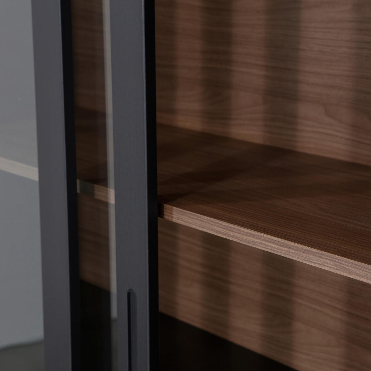 VITRINE in massiv Kiefer Schwarz, Walnussfarben  - Nussbaumfarben/Walnussfarben, Design, Glas/Holz (125/200/57cm) - Livetastic
