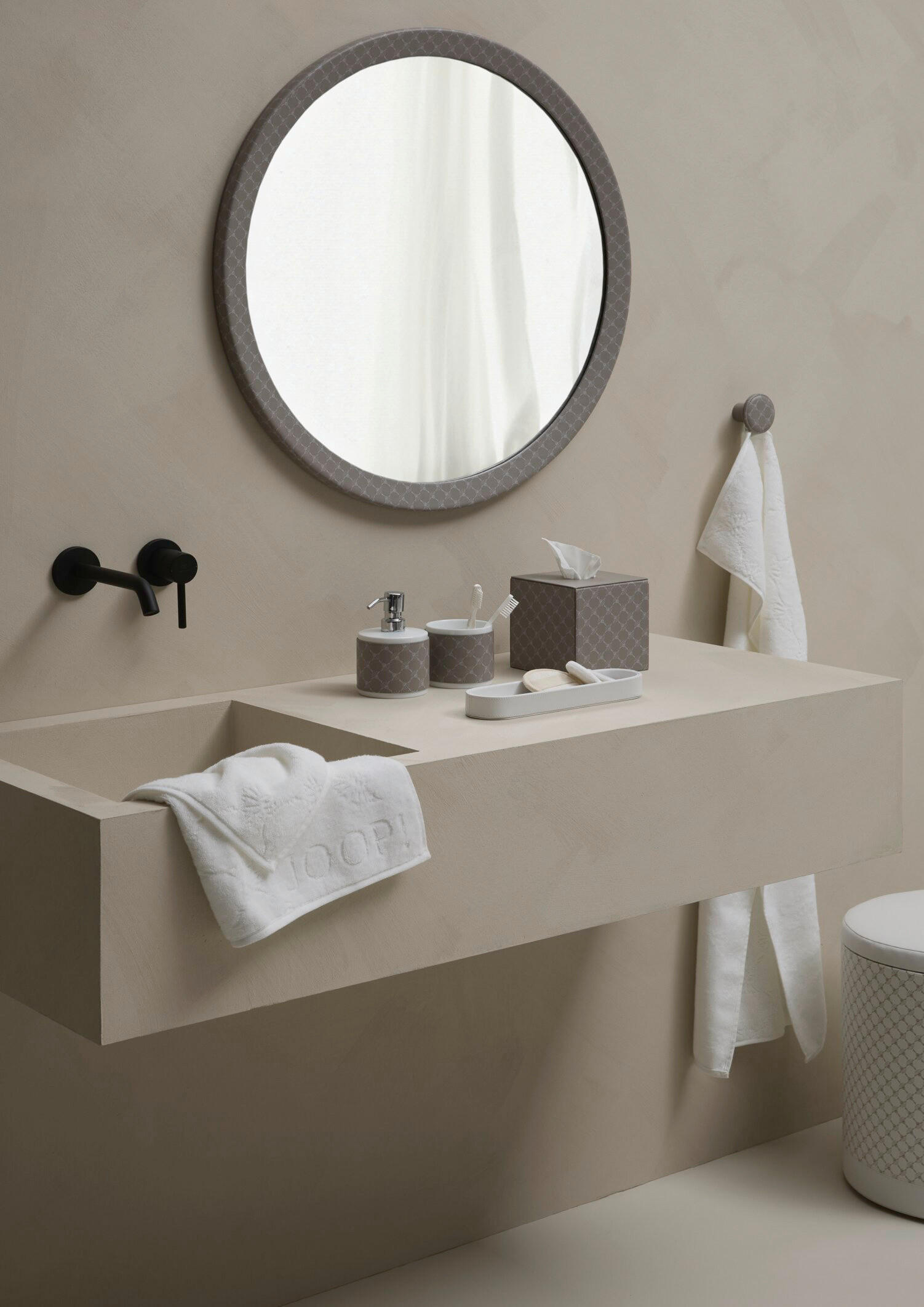 Thumbnail - Joop! Zahnputzbecher Cornfloweraccessoires, Grau, Weiß, Kunststoff, Keramik, Lederoptik, 9.5x9x9.5 cm, Handmade in Thail...