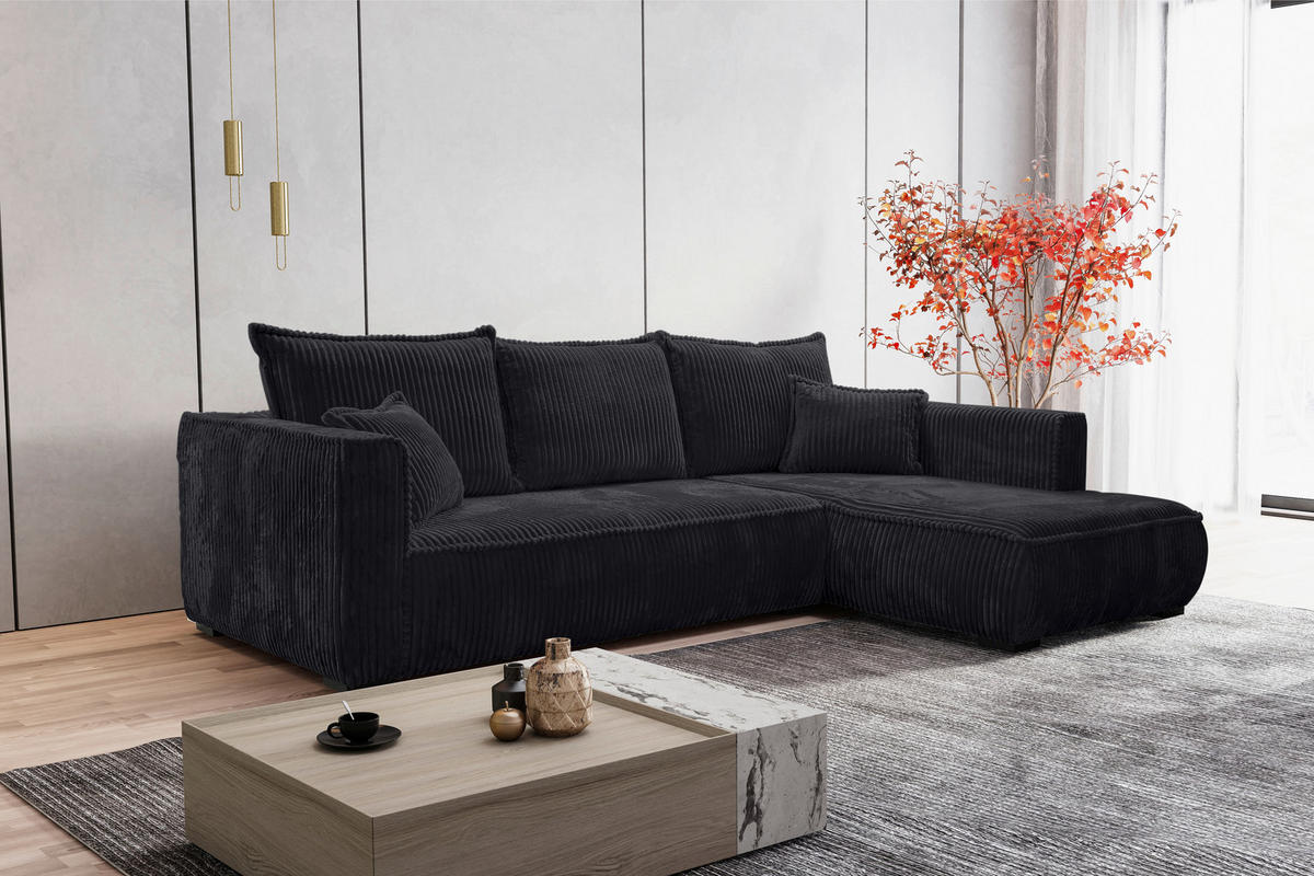 Carryhome ECKSOFA Schwarz Cord, links davon: Couchtisch, rechts davon: Hochflorteppich, Store in hellem Wohnzimmer.