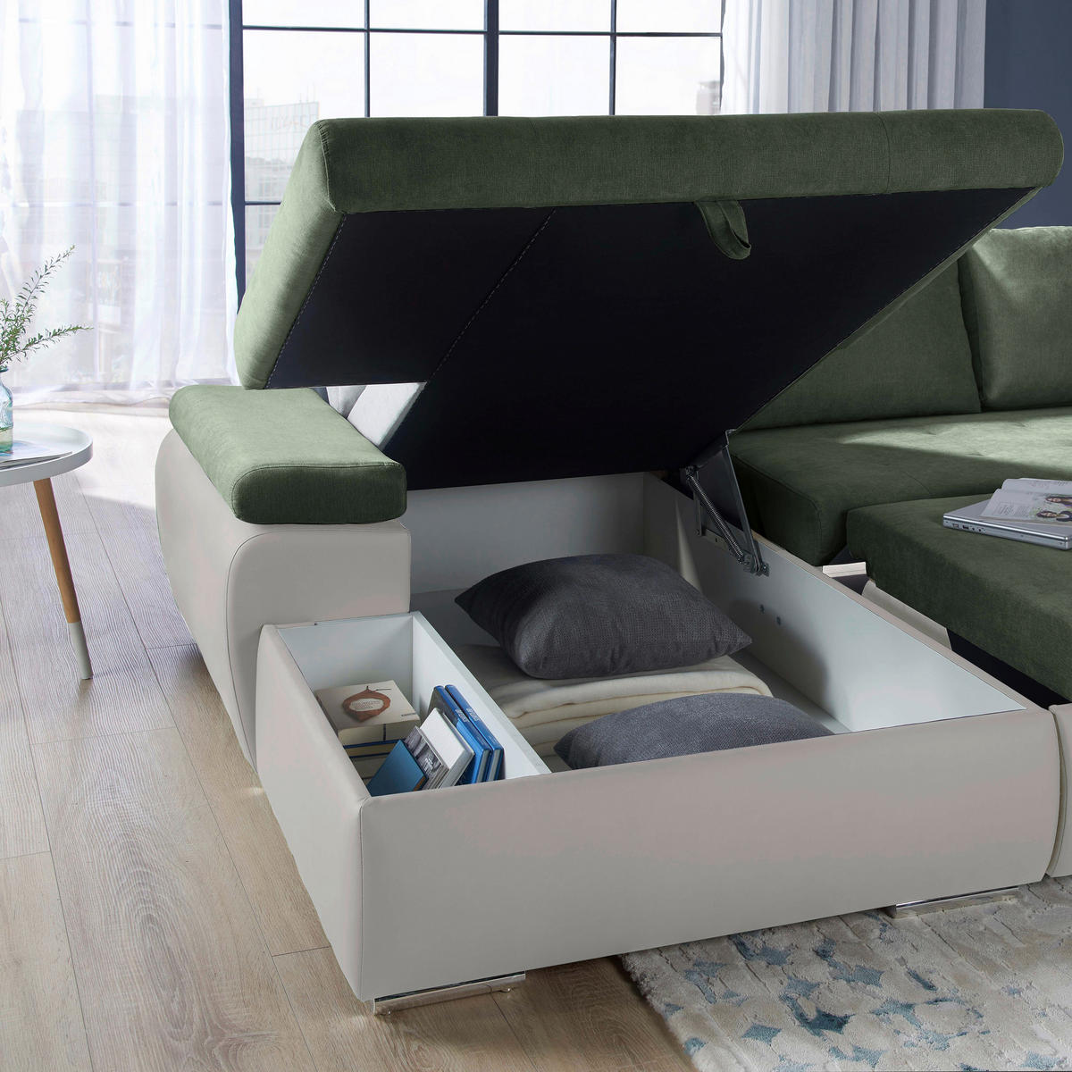 MID.YOU ECKSOFA Weiß, Olivgrün Flachgewebe, links davon: Store, Beistelltisch, rechts davon: Hochflorteppich, Lektüre in hellem Wohnzimmer.
