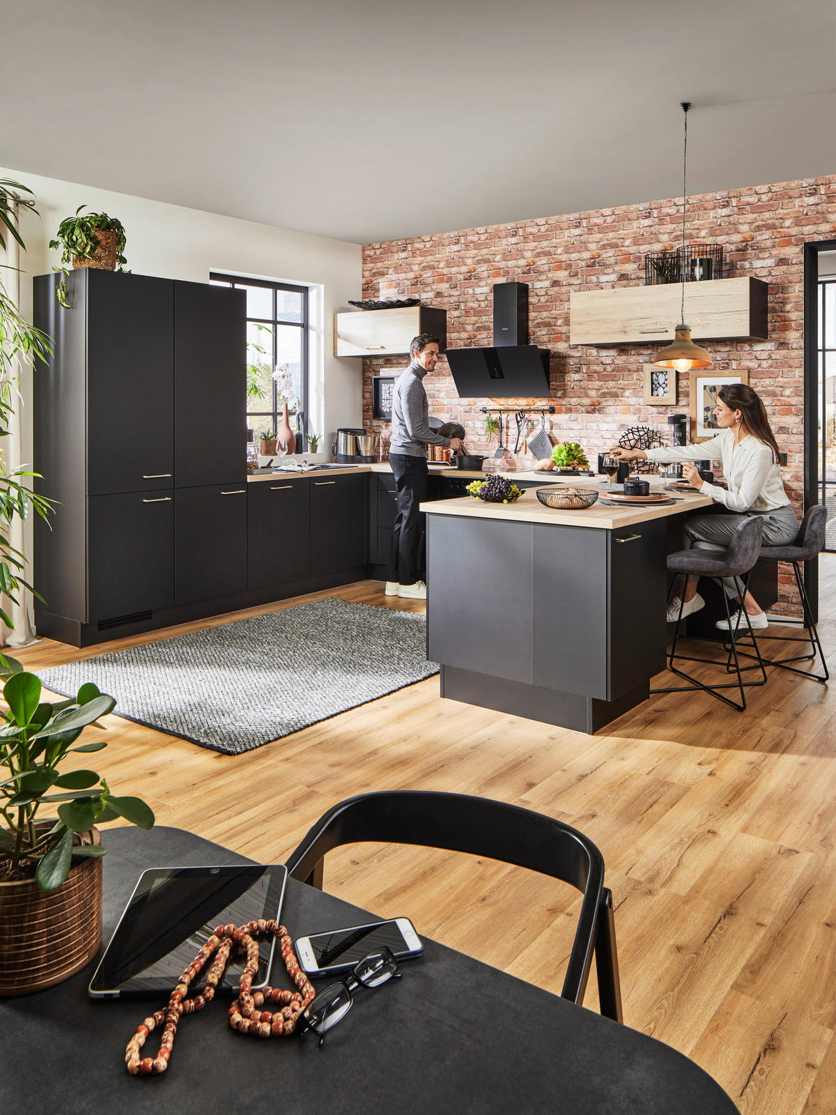INBYGGNADSKÖK   - svart, Design, trämaterial - Celina