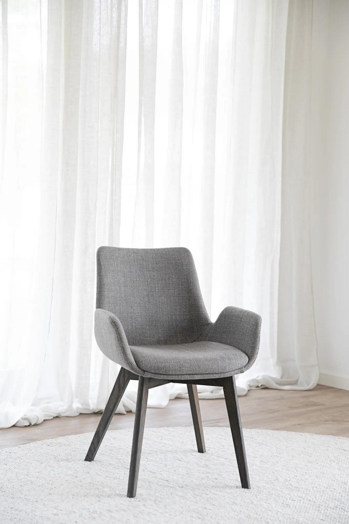 STOL MED ARMSTÖD     - brun/grå, Klassisk, trä/textil (59/81/59cm) - Rowico