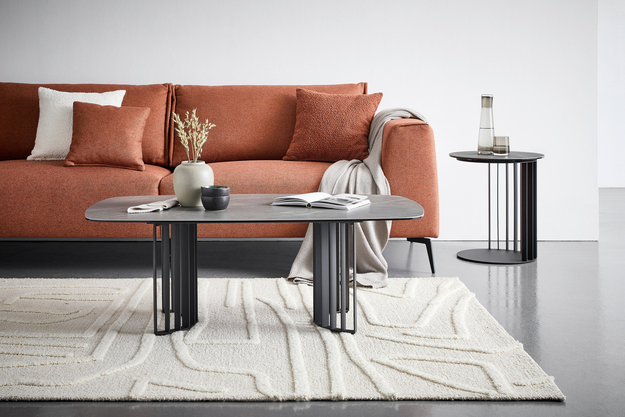 Thumbnail - Novel Beistelltisch, Grau, Schwarz, Metall, Glas, Keramik, rund, Flachrohr, Bodenplatte, 45x50x45 cm, Wohnzimmer, Wohnzi...