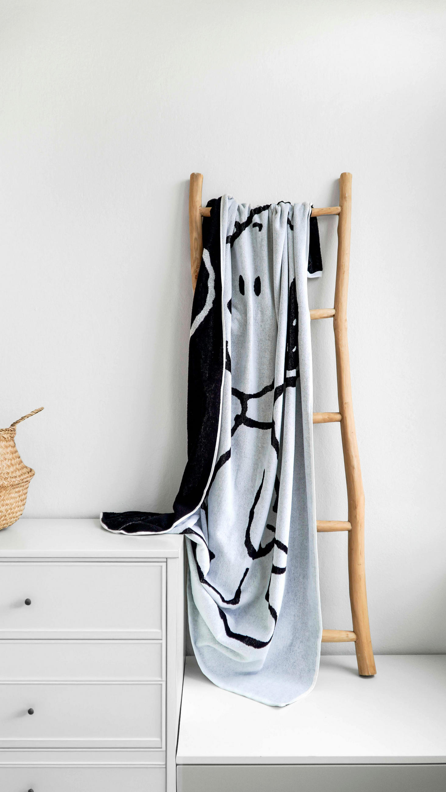 STRANDTUCH Snoopy Beach Schwarz 100/180 cm  - Schwarz, Design, Textil (100/180cm) - Vossen