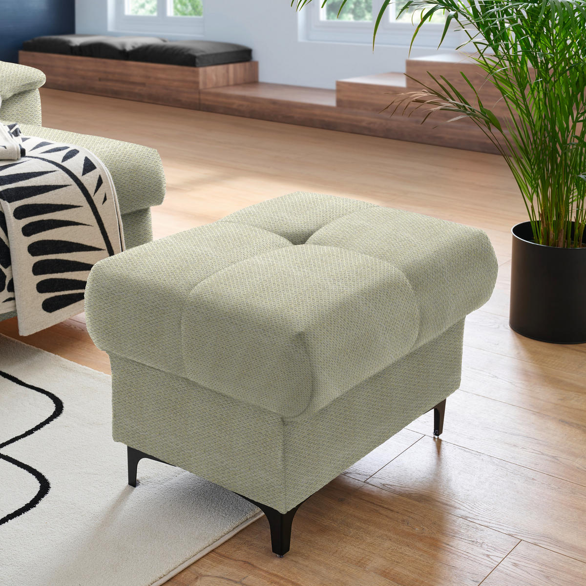 Stylife Hochflorteppich, rechts davon: Topfpflanze in hellem Schlafzimmer.