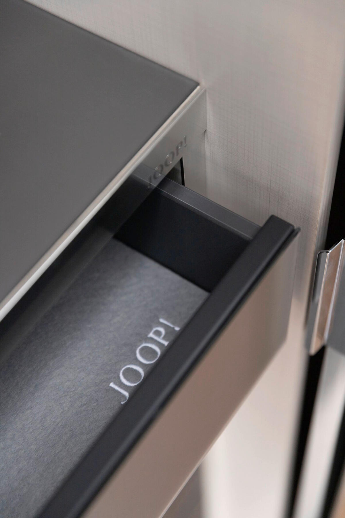 SCHWEBETÜRENSCHRANK in Hellgrau, Grau  - Chromfarben/Hellgrau, Modern, Glas/Holzwerkstoff (304/240/68cm) - Joop!