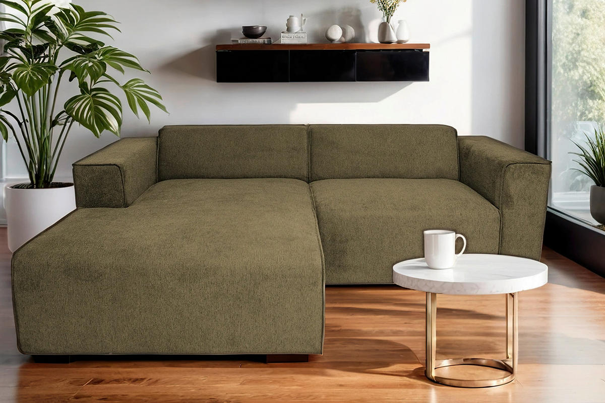 P & B ECKSOFA Olivgrün Struktur, links davon: Topfpflanze in grün, rechts davon: Beistelltisch in hellem Wohnzimmer.