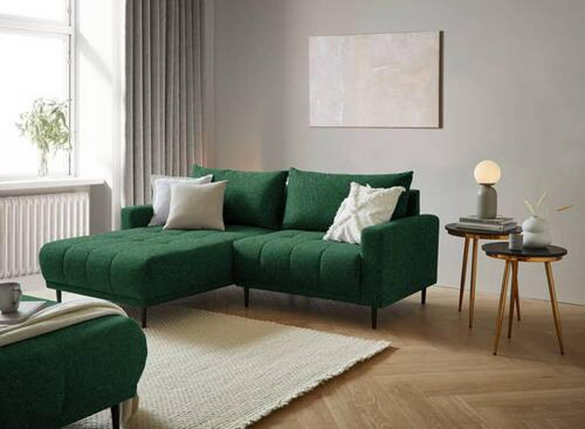 Stylife ECKSOFA Waldgrün Flachgewebe, links davon: Hochflorteppich in grün, Sitzbank in grün, Gardine, rechts davon: Bild in weiß in hellem Wohnzimmer.