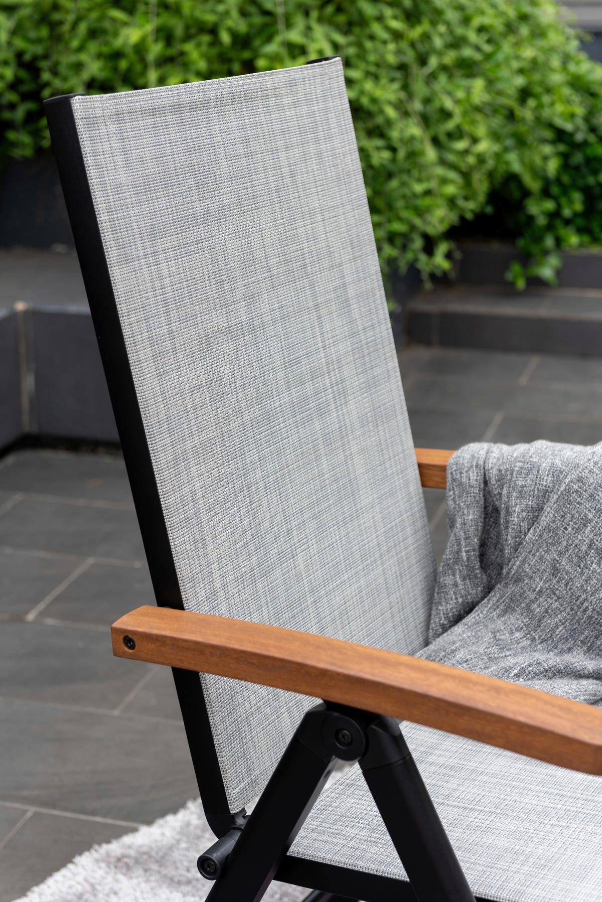 KLAPPSESSEL in Holz, Metall, Textil Schwarz, Greige, Eukalyptusholzfarben  - Greige/Eukalyptusholzfarben, KONVENTIONELL, Holz/Textil (65,3/105,9/56,4cm) - Ambia Garden