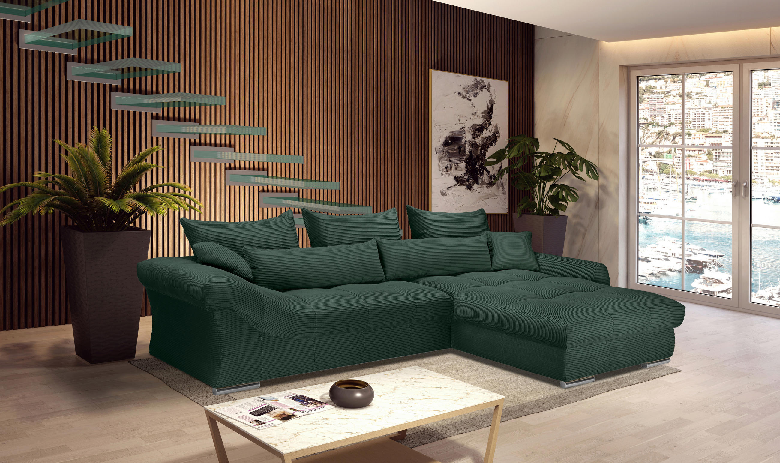Carryhome ECKSOFA Dunkelgrün Cord, links davon: Couchtisch, rechts davon: Topfpflanze in grün, Bild in dunklem Wohnzimmer.