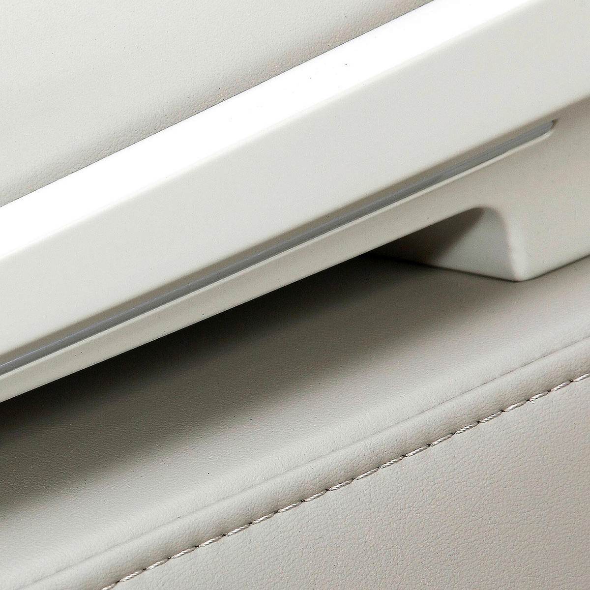 MASSAGESESSEL FC BAYERN MÜNCHEN  mit Lederlook Weiß, Beige integrierte Lautsprecher, Relaxfunktion, Liegefunktion, Sitzheizung, Netzbetrieb, Massagefunktion, Herz-Waage-Funktion, integrierter Akku, abwischbar, ausziehbare Fußstütze, Bluetooth-Lautsprecher, Rückenlehne in S-Form  - Beige/Weiß, KONVENTIONELL, Kunststoff/Textil (86/130/169-190cm) - Welnova