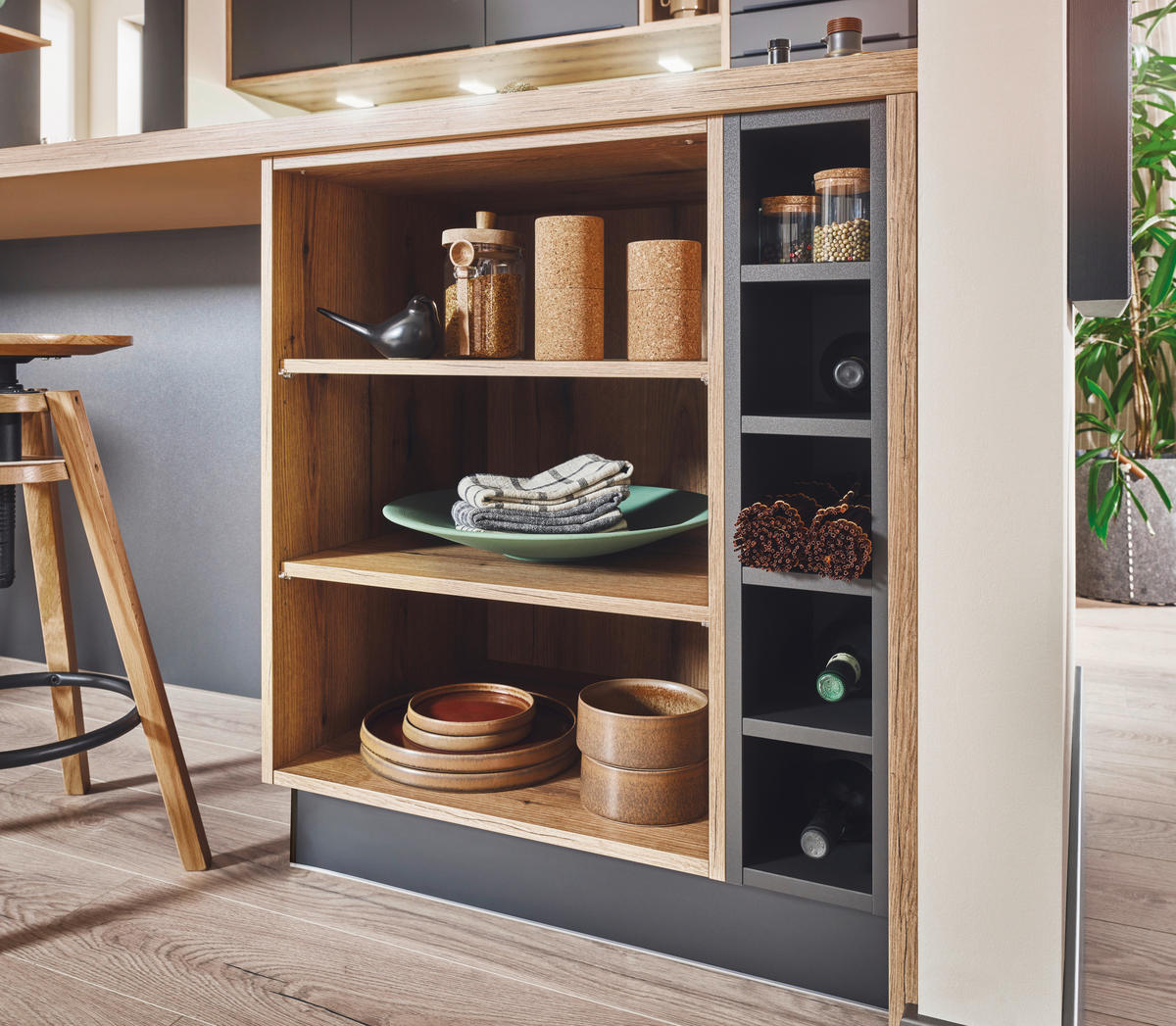 EINBAUKÜCHE   - Graphitfarben, Design, Holzwerkstoff - Xora