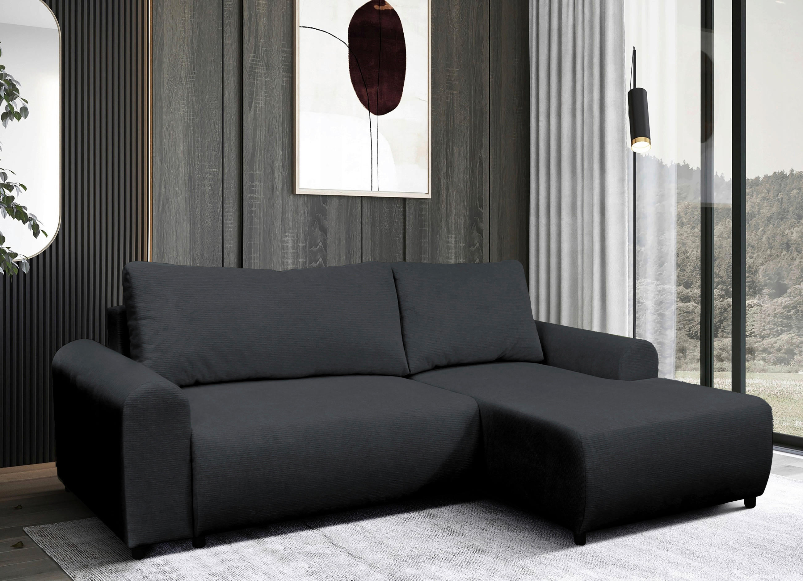MID.YOU ECKSOFA Schwarz Struktur, rechts davon: Webteppich in schwarz, Gardine, Store in dunklem Wohnzimmer.