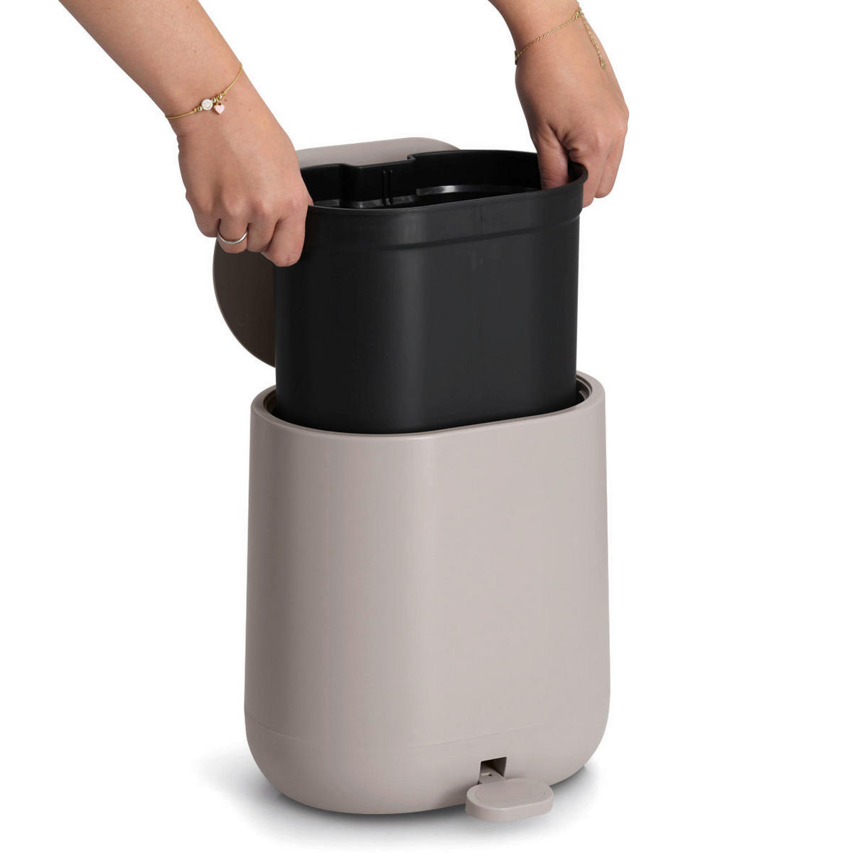 TRETEIMER 6 l  Kunststoff  - Greige, Basics, Kunststoff (26/22,5/26,5cm) - Zeller Present